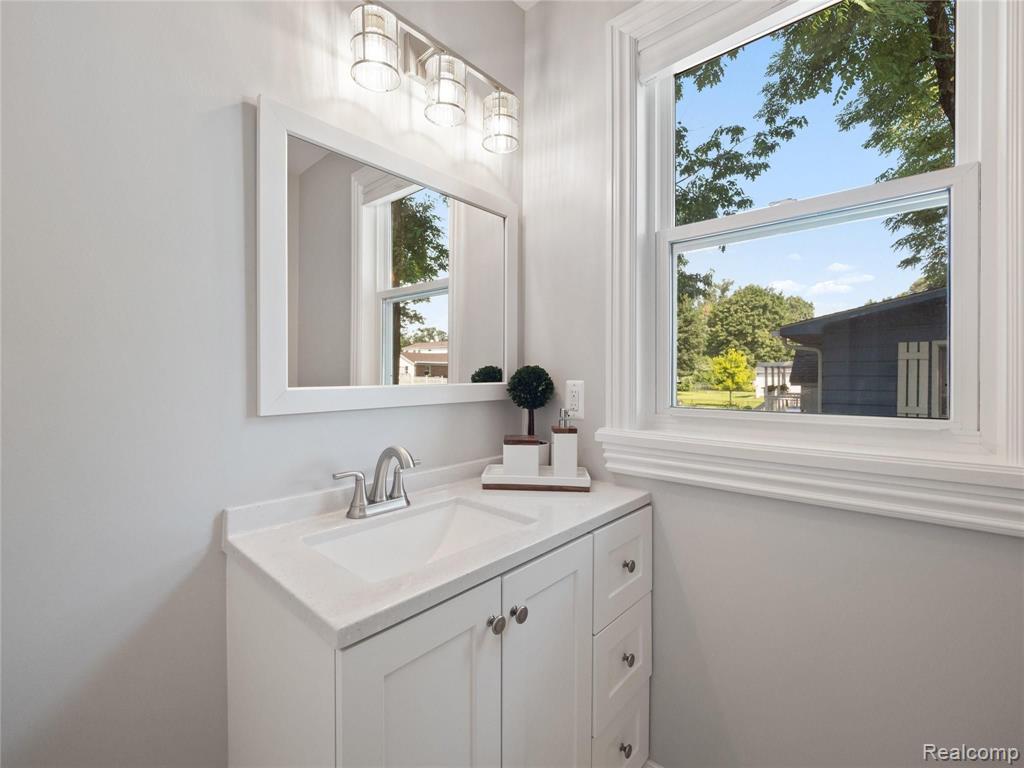 2446 Eastern Avenue Rochester Hills, MI 48307 - Photo 20 of 48