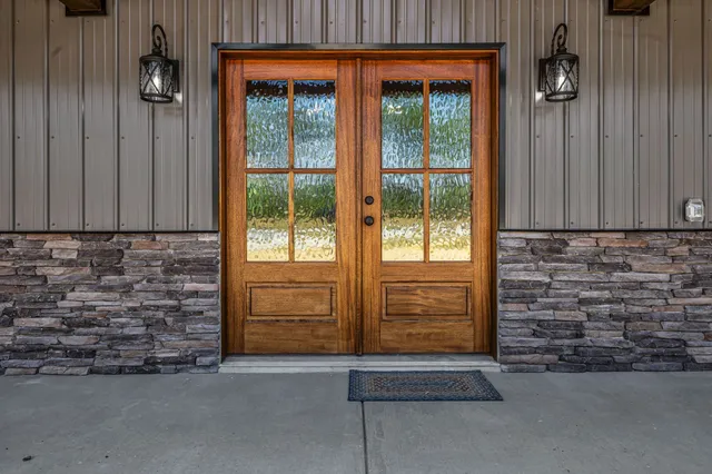 a view of room with an empty room