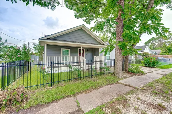 $2,050 | 1510 Walton Street, Houston, TX 77009