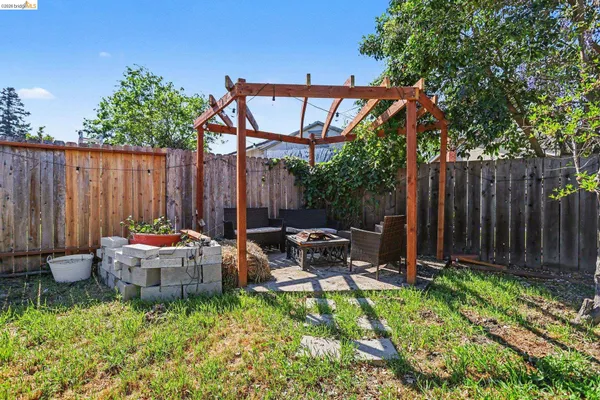 a view of a sitting area with furniture and garden