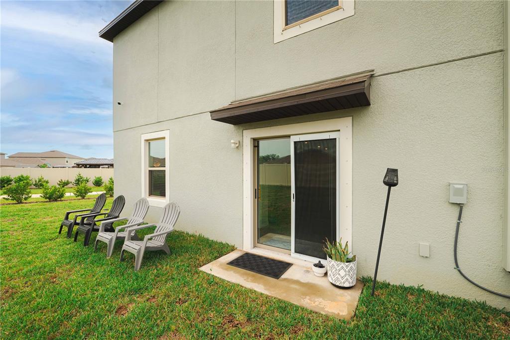 9448 Lemon Drop Loop Ruskin, FL 33573 - Photo 19 of 28 a view of backyard with a table and chair