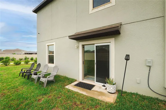 a view of a backyard