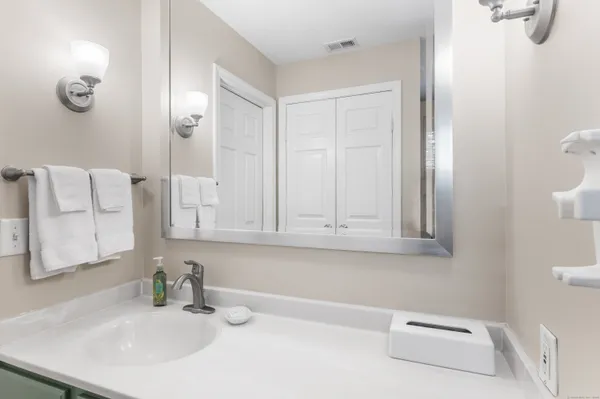 $2,400 | 2124 Old Pond Lane, Unit 2124, Norwich, CT 06360