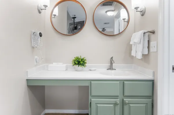 $2,400 | 2124 Old Pond Lane, Unit 2124, Norwich, CT 06360