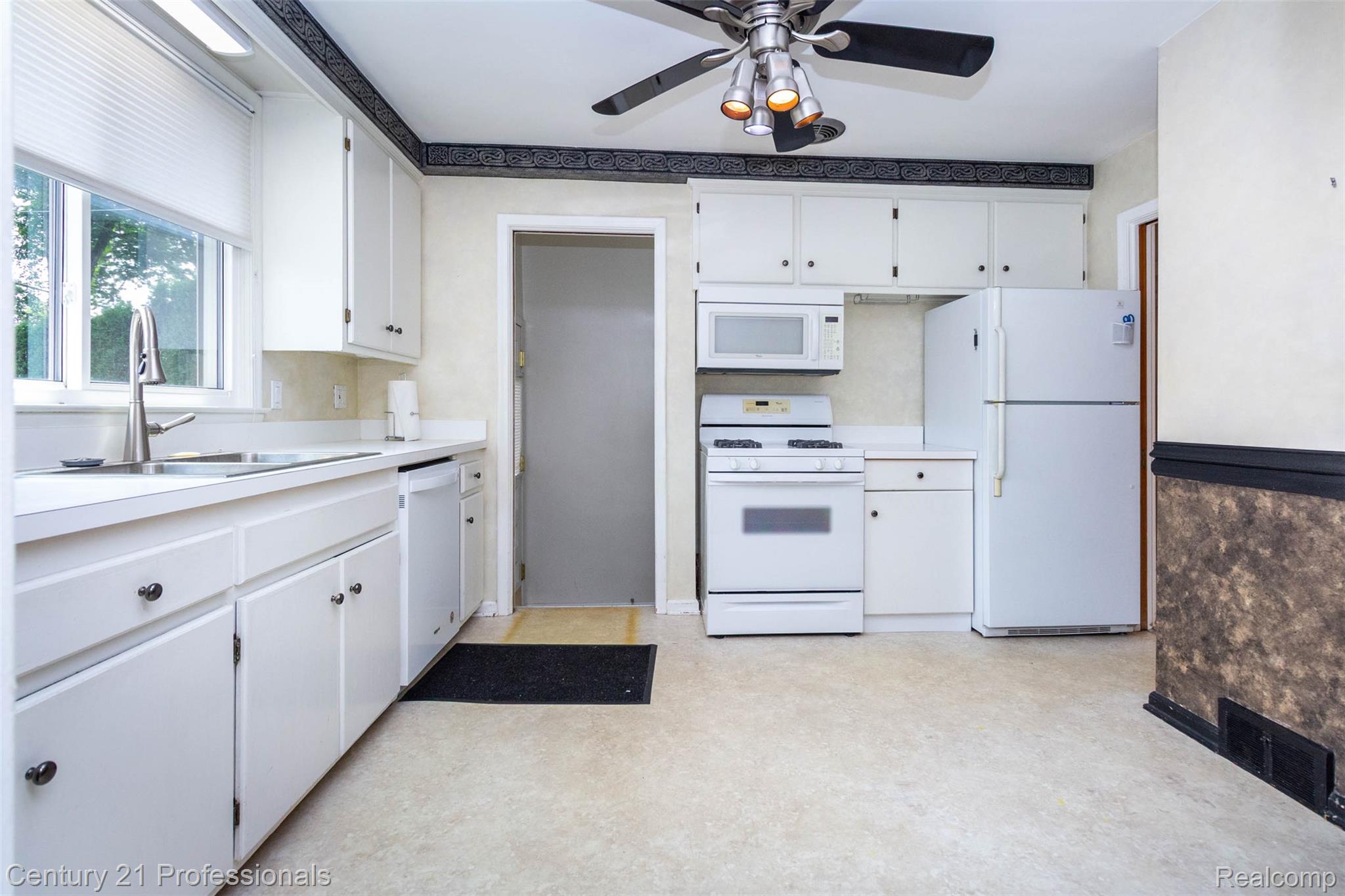 4133 Amherst Road Royal Oak, MI 48073 - Photo 6 of 33 interior (2).jpg