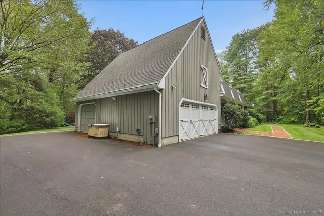 $785,000 | 200 North Farm Road, Middlebury, CT 06762