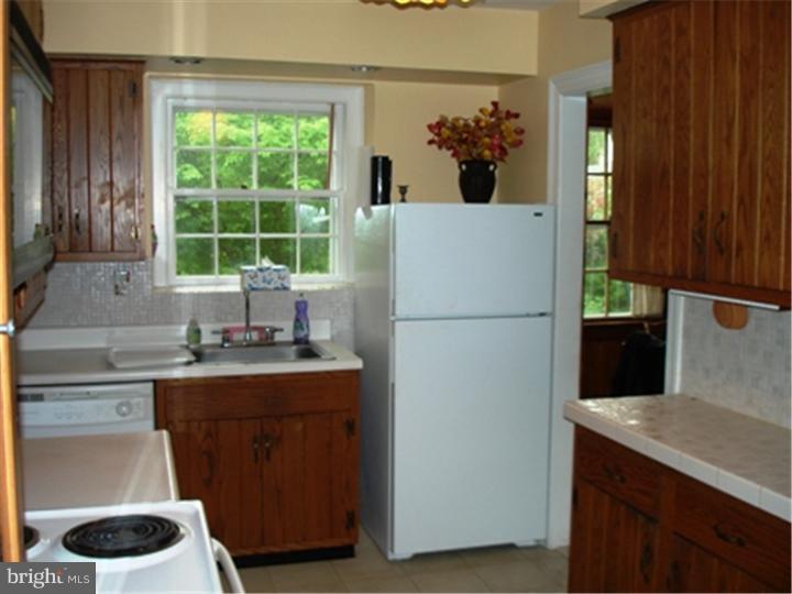 554 Broadview Road Upper Darby, PA 19082 - Photo 4 of 10