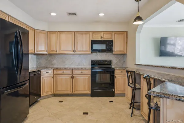 $3,200 | 1 Atlantic Avenue, Unit 51, Farmingdale, NY 11735