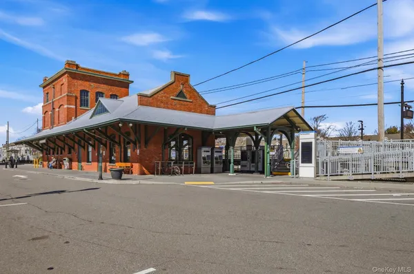 $3,200 | 1 Atlantic Avenue, Unit 51, Farmingdale, NY 11735