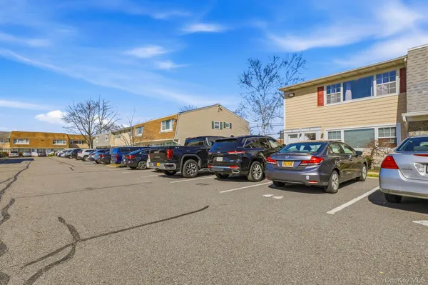 $3,200 | 1 Atlantic Avenue, Unit 51, Farmingdale, NY 11735