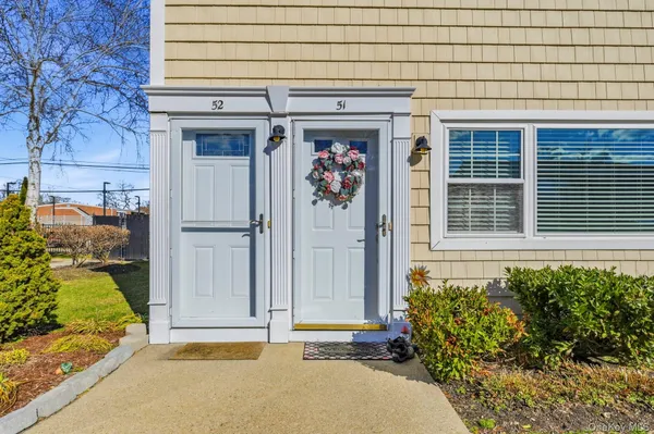 $3,200 | 1 Atlantic Avenue, Unit 51, Farmingdale, NY 11735