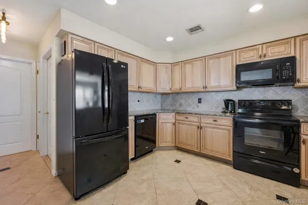 $3,200 | 1 Atlantic Avenue, Unit 51, Farmingdale, NY 11735