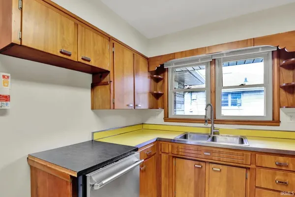 $2,900 | 905 South Henderson Street, Bloomington, IN 47401