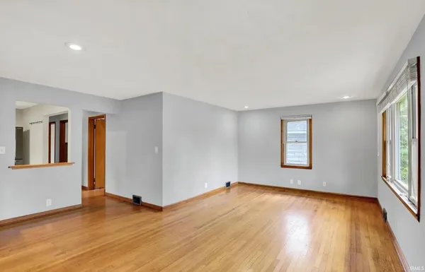 $2,900 | 905 South Henderson Street, Bloomington, IN 47401