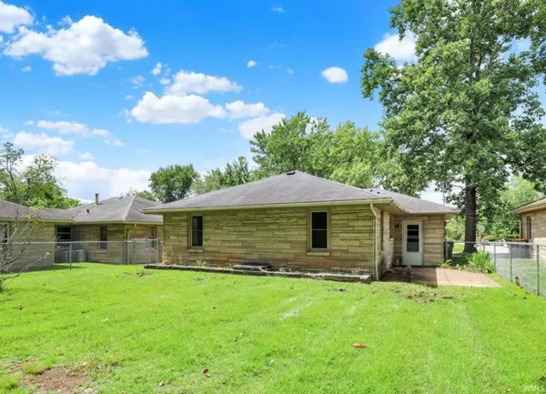 $2,900 | 905 South Henderson Street, Bloomington, IN 47401