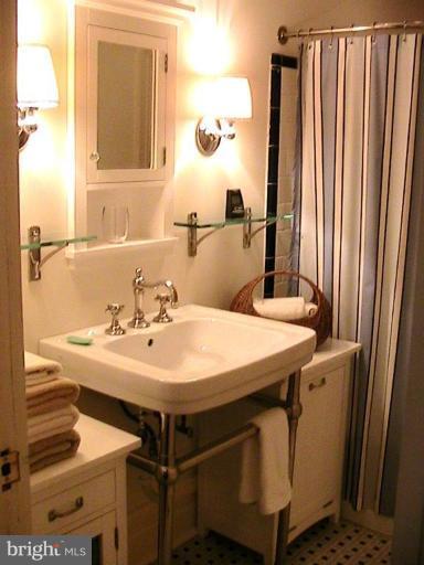 220 Ridgewood Road Baltimore, MD 21210 - Photo 24 of 30 Master Bath #2