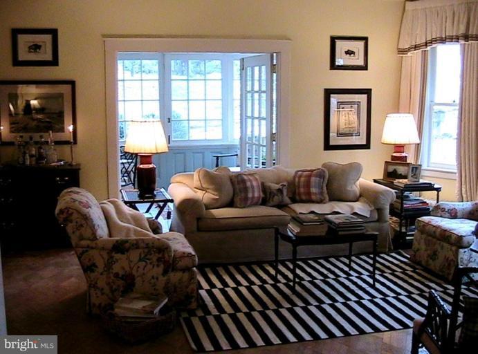 220 Ridgewood Road Baltimore, MD 21210 - Photo 7 of 30 Living Room #2