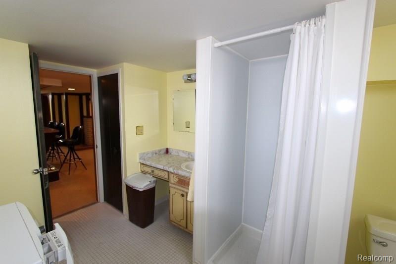 2405 Oakcrest Road Sterling Heights, MI 48310 - Photo 20 of 23 27.jpg