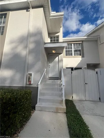 a view of entryway with a front door