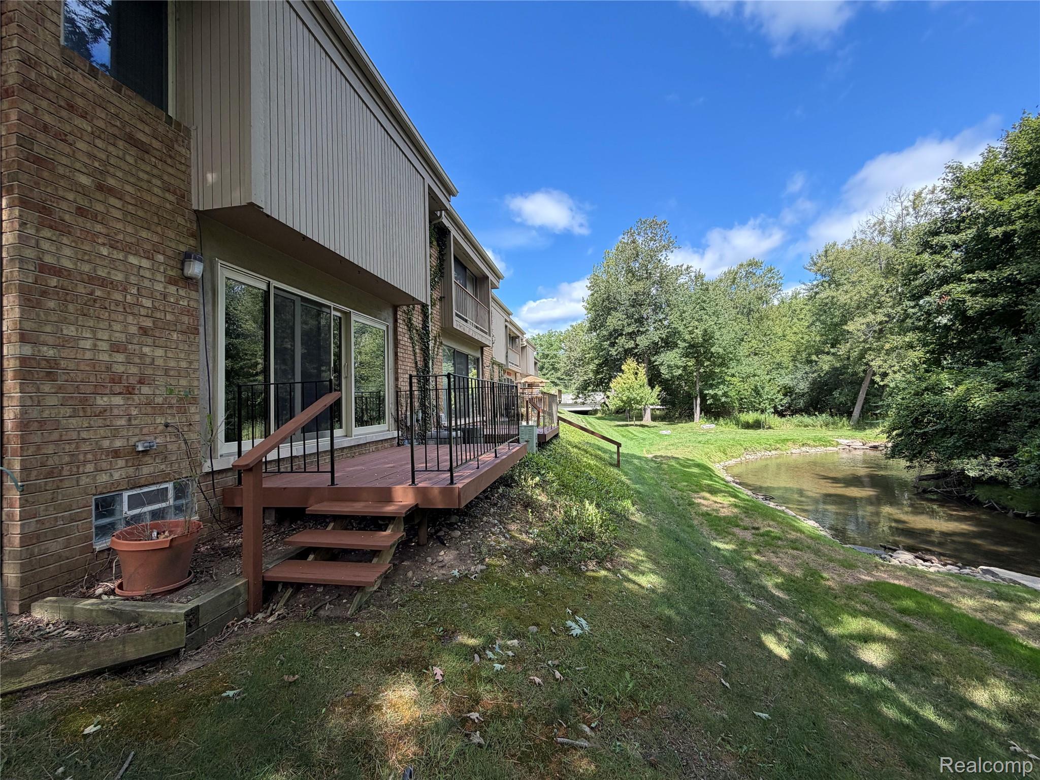 629 Oakbrook West, Unit 18 Rochester, MI 48307 - Photo 3 of 22 Wood deck with black metal railings