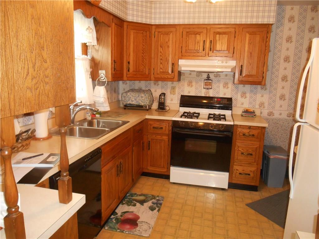 435 Chestnut Street Springdale, PA 15144 - Photo 4 of 12 Kitchen