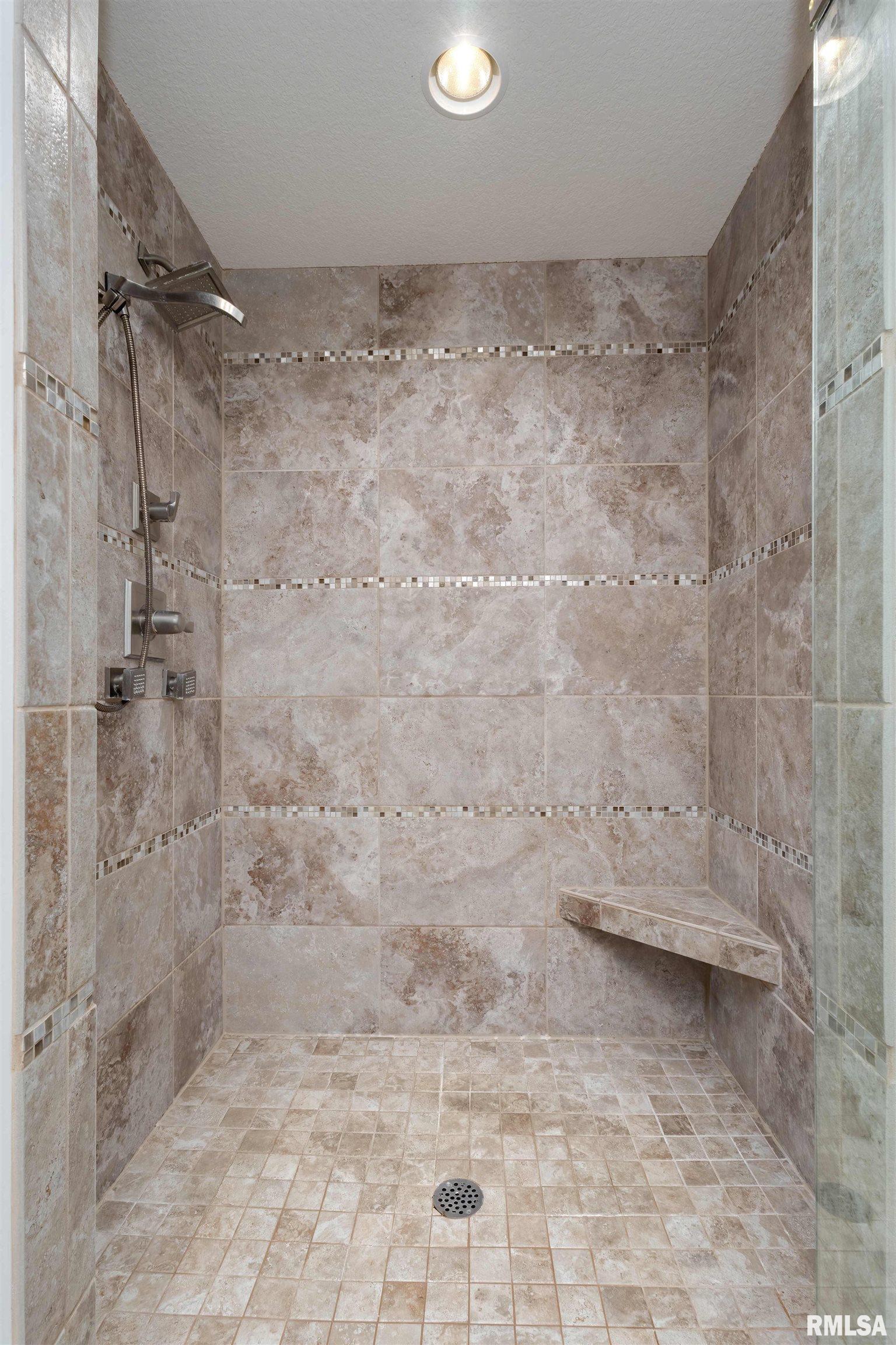 6347 Cardinal Road Bettendorf, IA 52722 - Photo 26 of 51 Gallery Image 26