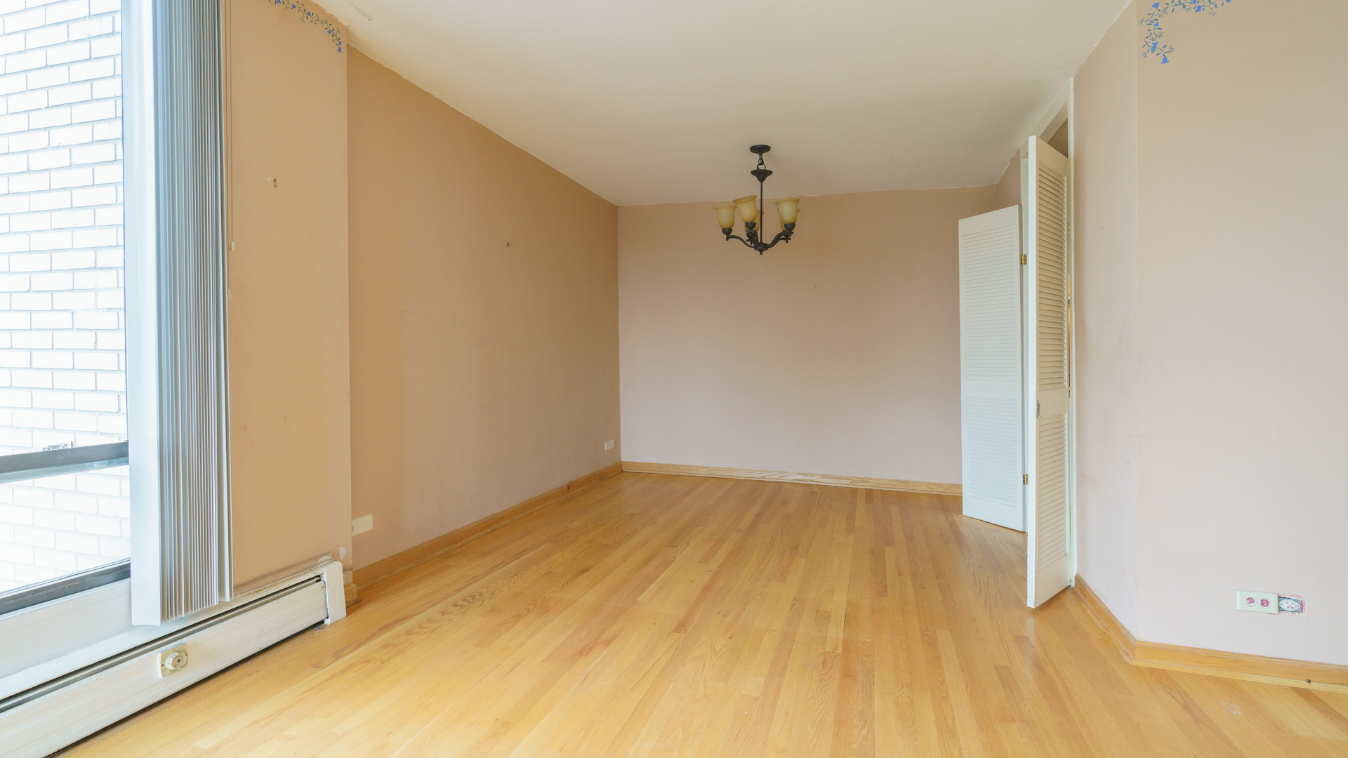 5740 North Sheridan Road, Unit 10D Chicago, IL 60660 - Photo 12 of 22 a view of room with window