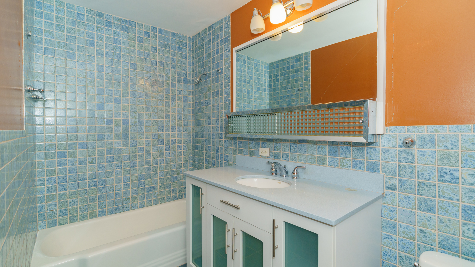 5740 North Sheridan Road, Unit 10D Chicago, IL 60660 - Photo 19 of 22 a bathroom with a sink a bathtub and a shower