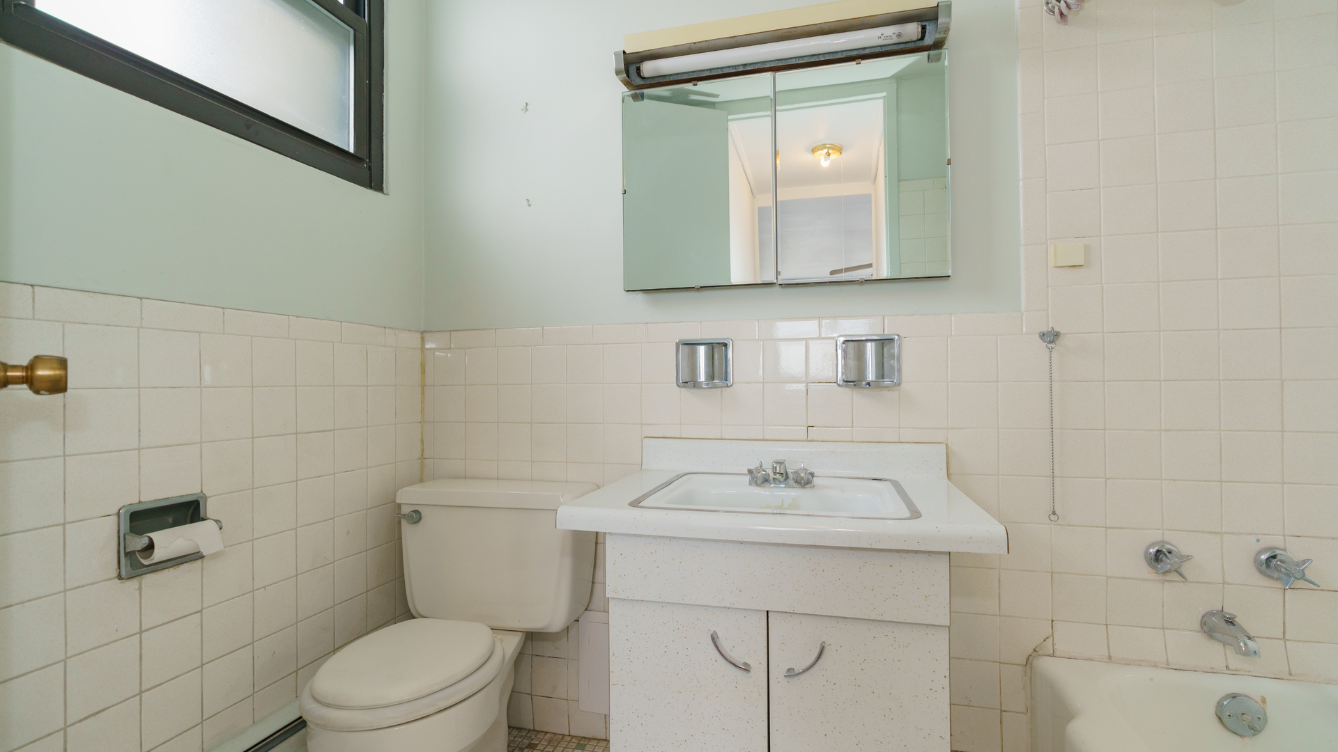 5740 North Sheridan Road, Unit 10D Chicago, IL 60660 - Photo 20 of 22 a bathroom with a sink toilet and mirror