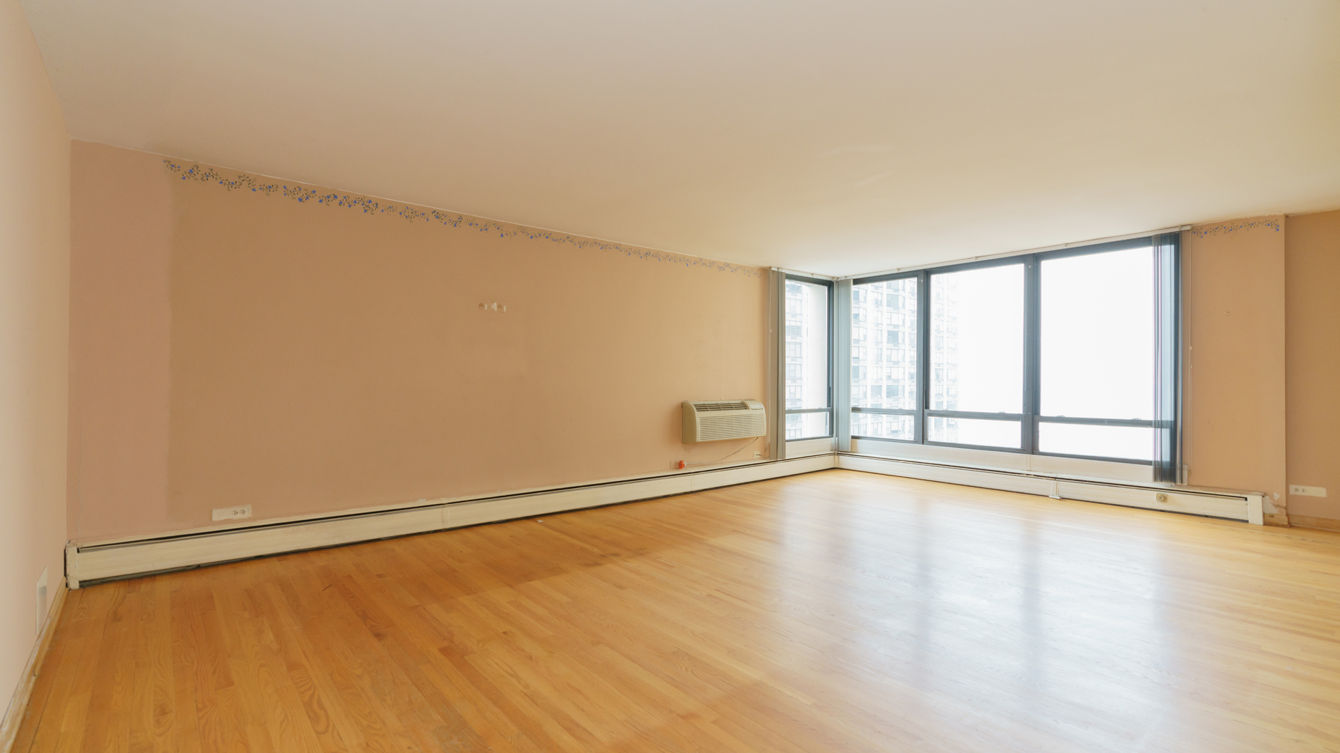 5740 North Sheridan Road, Unit 10D Chicago, IL 60660 - Photo 7 of 22 a view of an empty room with a window