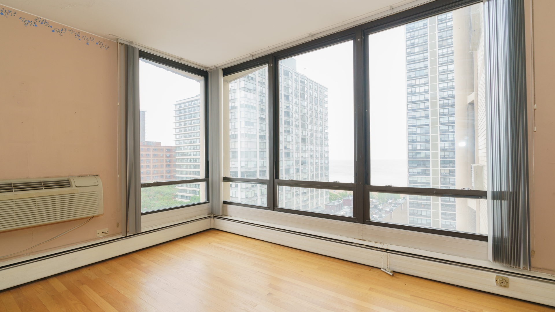 5740 North Sheridan Road, Unit 10D Chicago, IL 60660 - Photo 8 of 22 a view of an empty room with a window