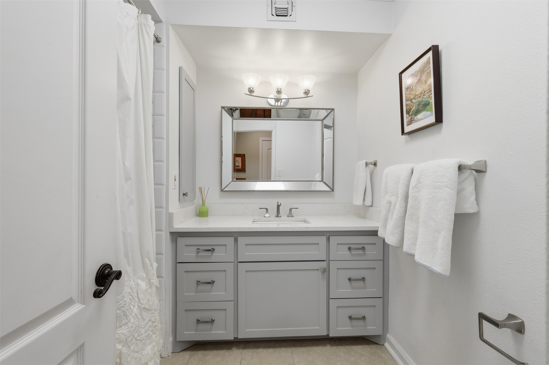 6236 Locke Lane Houston, TX 77057 - Photo 19 of 35 The hall bathroom was recently updated and includes a tub/shower.