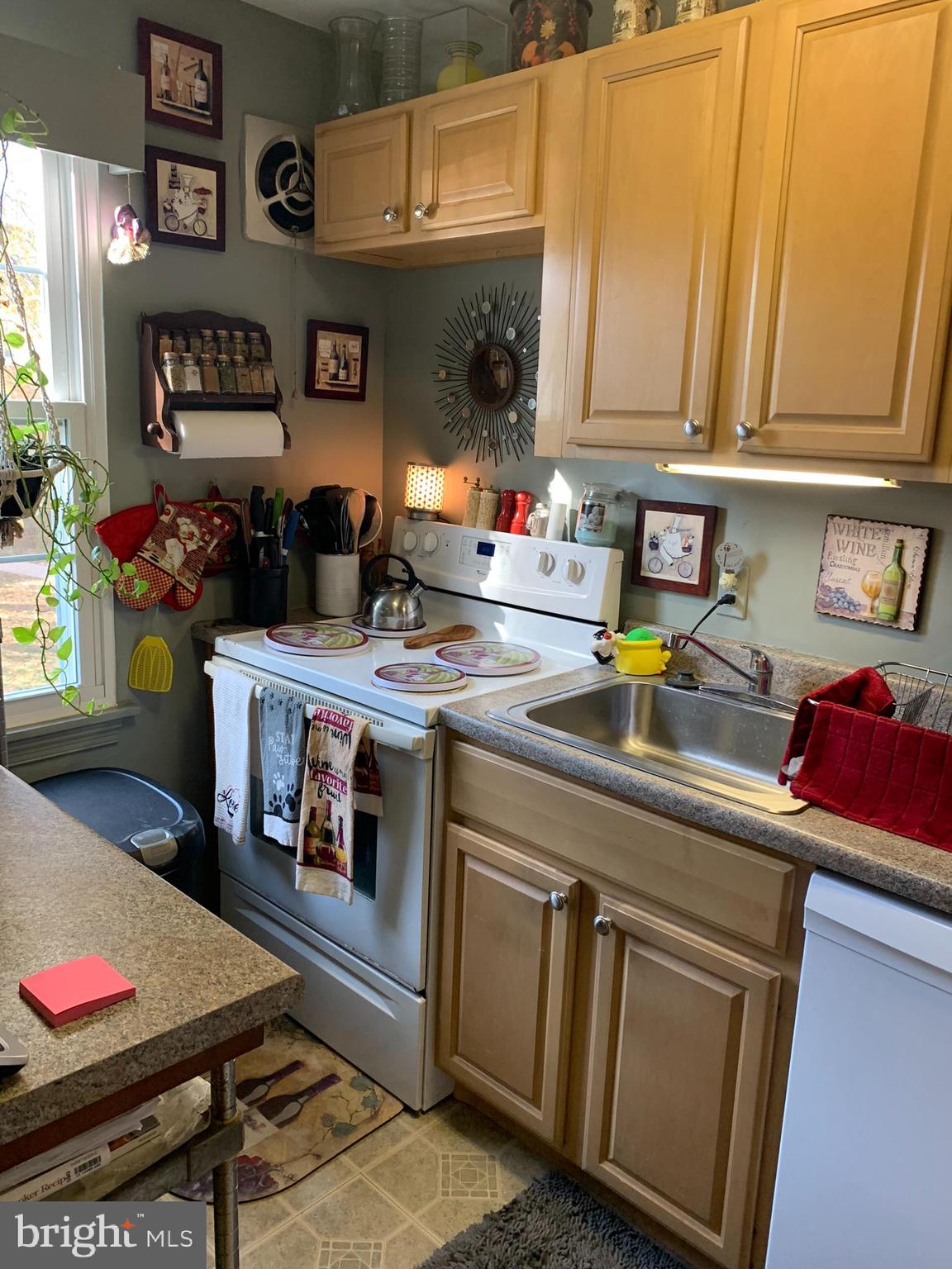 109 East Glebe Road, Unit B Alexandria, VA 22305 - Photo 6 of 13 Kitchen