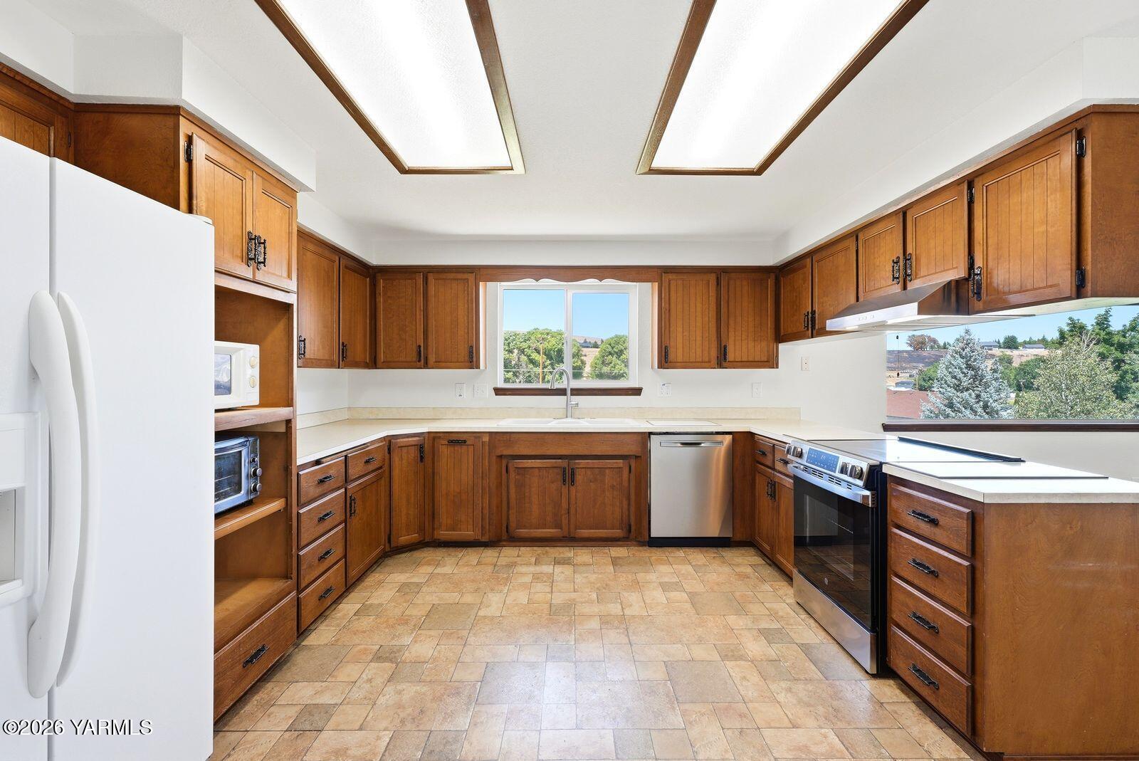 241 Knoll Road Yakima, WA 98908 - Photo 9 of 43 Kitchen