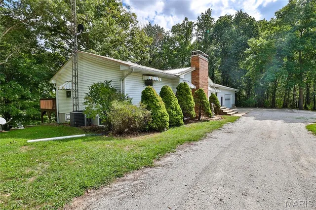 $500,000 | 76 Furness Lane, Hillsboro, IL 62049