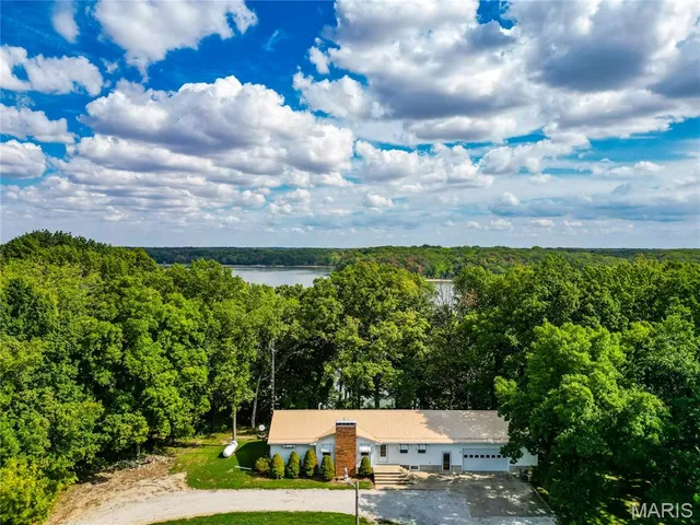 $500,000 | 76 Furness Lane, Hillsboro, IL 62049