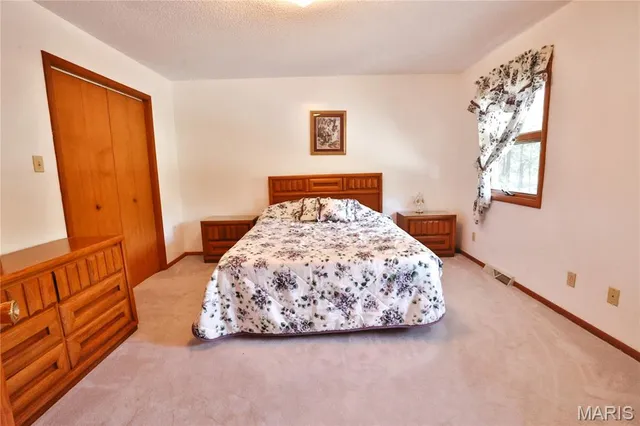 $500,000 | 76 Furness Lane, Hillsboro, IL 62049