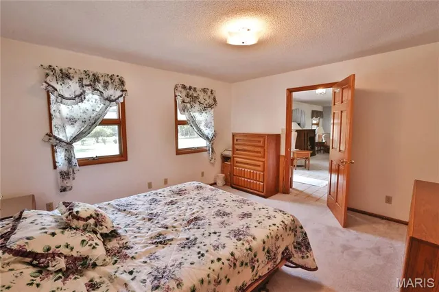 $500,000 | 76 Furness Lane, Hillsboro, IL 62049