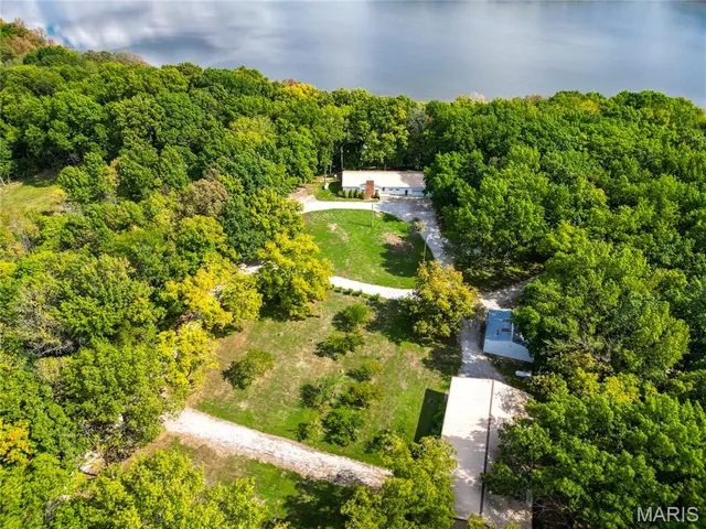 $500,000 | 76 Furness Lane, Hillsboro, IL 62049