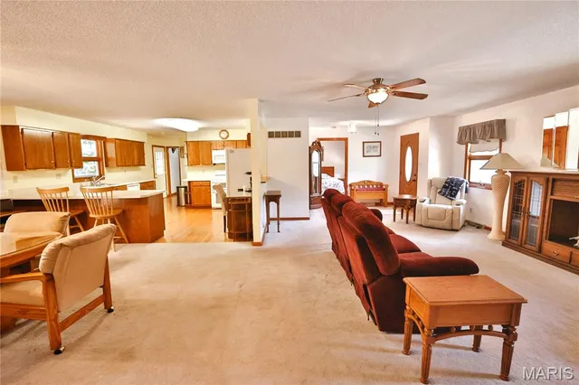 $500,000 | 76 Furness Lane, Hillsboro, IL 62049