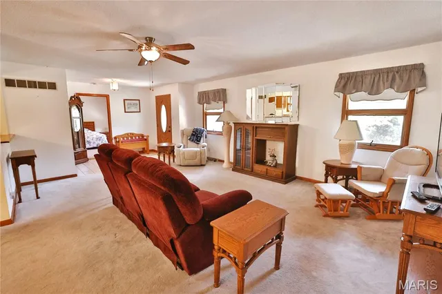 $500,000 | 76 Furness Lane, Hillsboro, IL 62049