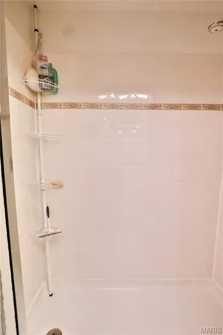 $500,000 | 76 Furness Lane, Hillsboro, IL 62049