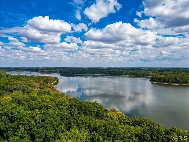 $500,000 | 76 Furness Lane, Hillsboro, IL 62049