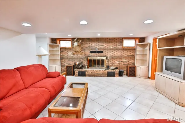 $500,000 | 76 Furness Lane, Hillsboro, IL 62049