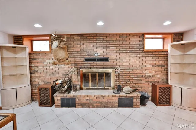 $500,000 | 76 Furness Lane, Hillsboro, IL 62049