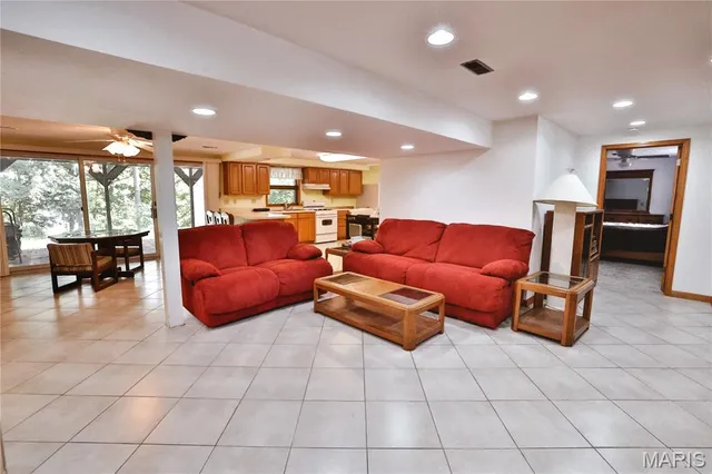 $500,000 | 76 Furness Lane, Hillsboro, IL 62049