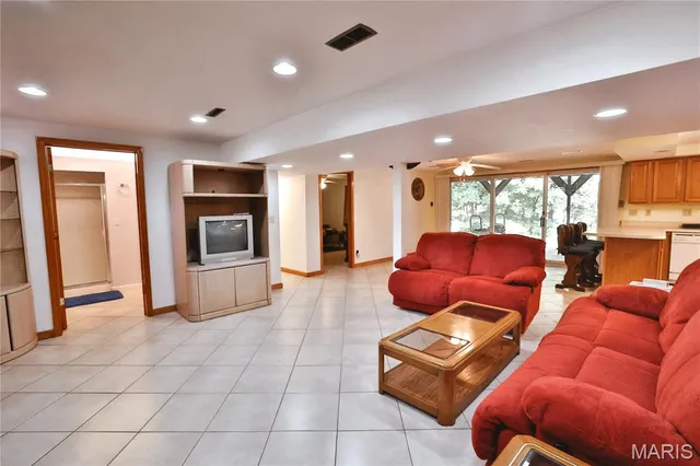 $500,000 | 76 Furness Lane, Hillsboro, IL 62049