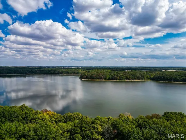 $500,000 | 76 Furness Lane, Hillsboro, IL 62049