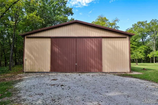 $500,000 | 76 Furness Lane, Hillsboro, IL 62049