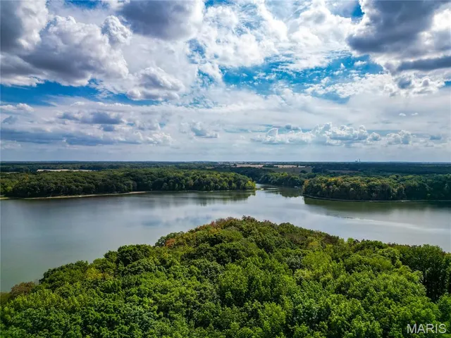 $500,000 | 76 Furness Lane, Hillsboro, IL 62049